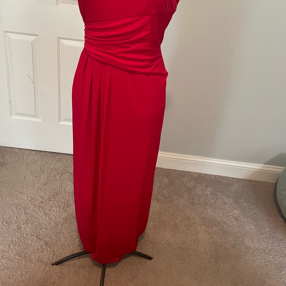 Calvin Klein red gown.  Understated but very beautiful. - Picture 2 of 3